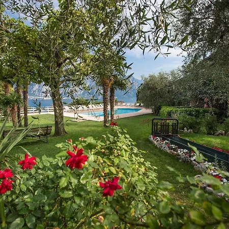 In Mit Grill, Garten Und Gemeinschaftlichem Pool Malcesine