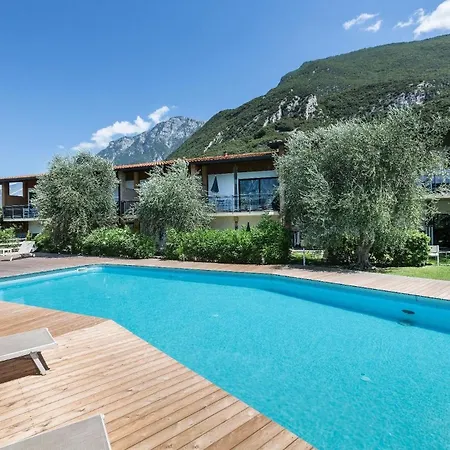 In Mit Grill, Garten Und Gemeinschaftlichem Pool Malcesine