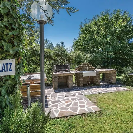 In Mit Grill, Garten Und Gemeinschaftlichem Pool Malcesine